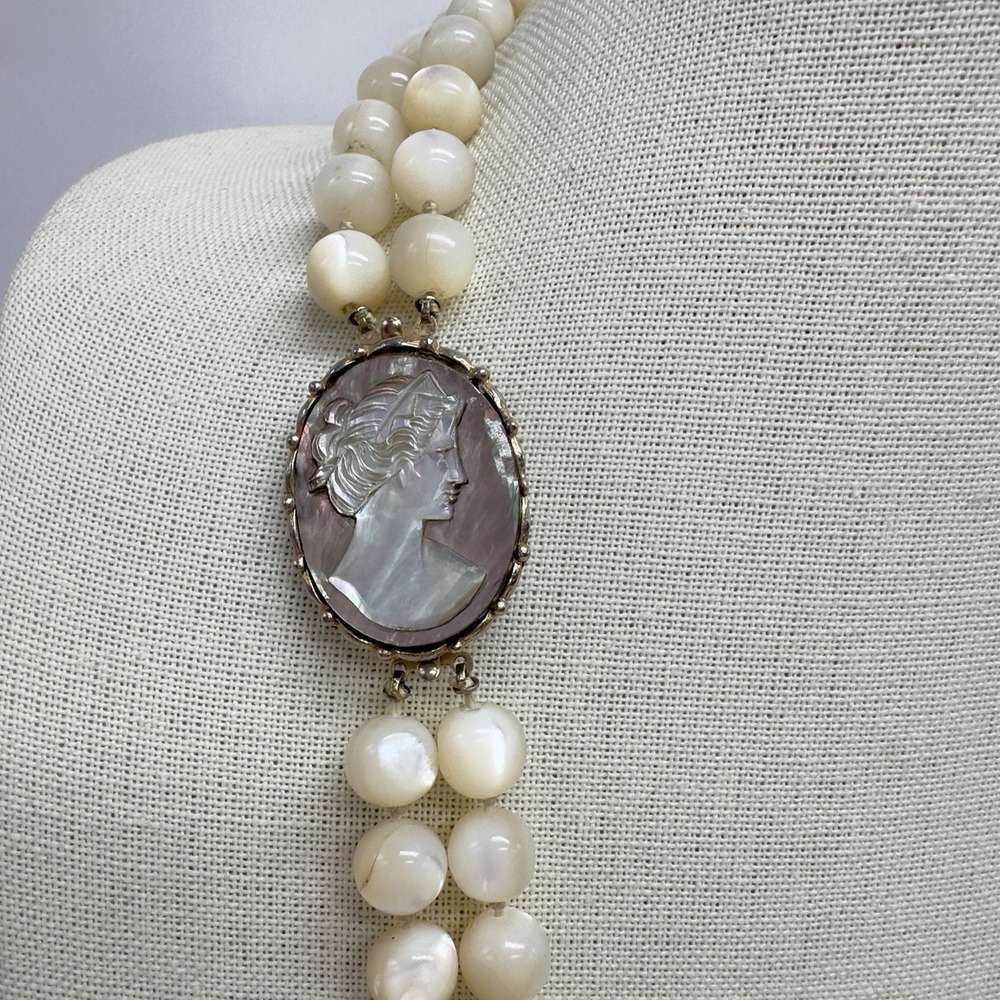 Vintage Mother of Pearl Cameo Clasp MOP Beaded Necklace Double Strand 10 mm - Picture 5 of 15